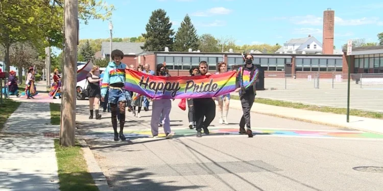 East Providence celebra su segundo desfile anual del orgullo