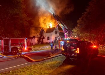 Un incendio arrasa una vivienda en Lincoln