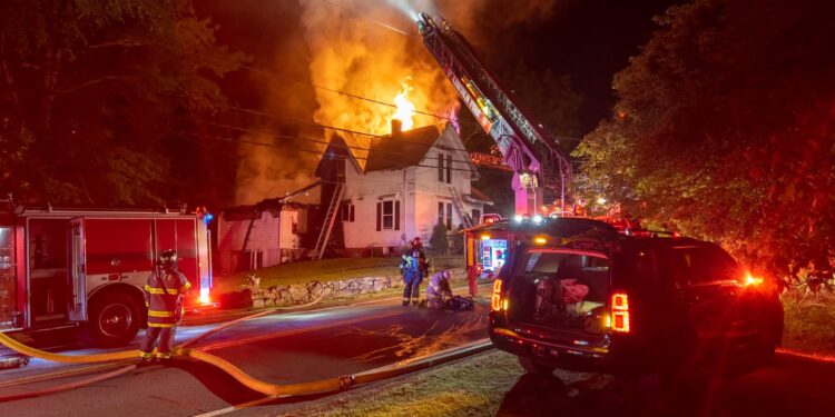 Un incendio arrasa una vivienda en Lincoln