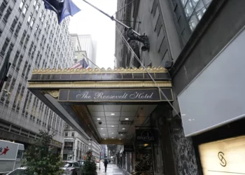 El legendario hotel Roosevelt de Nueva York reabre como refugio de inmigrantes