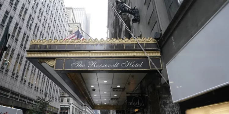 El legendario hotel Roosevelt de Nueva York reabre como refugio de inmigrantes