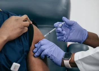 EE.UU. levantará la vacunación obligatoria de covid para viajeros extranjeros el 11 de mayo