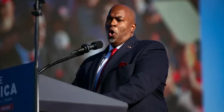 Aspirante republicano a gobernador de Carolina del Norte se burló de sobrevivientes de una masacre en una escuela de Florida en 2018