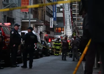Muro de contención en El Bronx colapsa debido al clima severo obligando a residentes de un edificio a evacuar