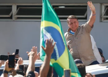 Jair Bolsonaro es recibido por una multitud en su primer acto público tras regresar a Brasil