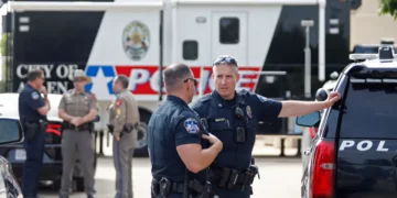 Identifican a presunto tirador en centro comercial en Texas donde murieron ocho personas, según fuentes policiales