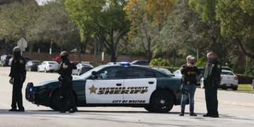 Tiroteo en gasolinera de Florida deja dos muertos; uno de ellos es un menor que compraba helado