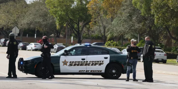 Tiroteo en gasolinera de Florida deja dos muertos; uno de ellos es un menor que compraba helado