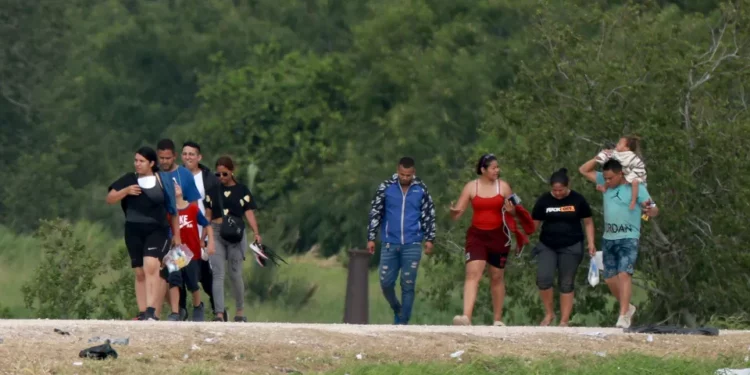 Video de dron evidencia grave crisis migratoria en la frontera: decenas de tiendas de campaña son divisadas a orillas del río Grande por Brownsville, Texas