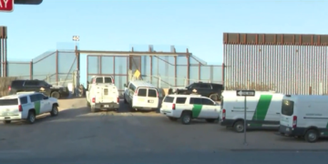 Los migrantes se apresuran a cruzar la frontera de EE.UU. en las últimas horas antes de que expire el Título 42