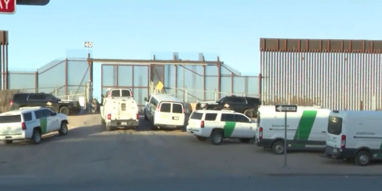 Los migrantes se apresuran a cruzar la frontera de EE.UU. en las últimas horas antes de que expire el Título 42