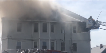 Las brigadas luchan contra un gran incendio en un barrio de Providence