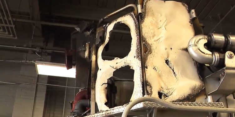 El camión de bomberos más nuevo y caro de Providence resulta dañado durante el incendio de una casa