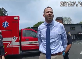 Difunden el vídeo de la detención de un concejal de Cranston; el alcalde pide su dimisión