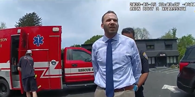 Difunden el vídeo de la detención de un concejal de Cranston; el alcalde pide su dimisión