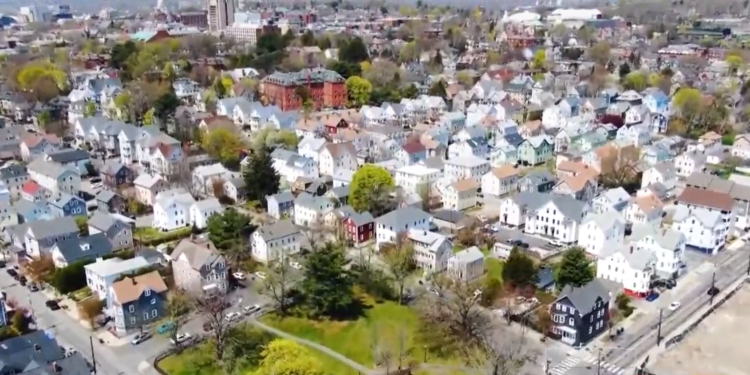 RI aprueba 101 millones de dólares para construir viviendas en todo el estado