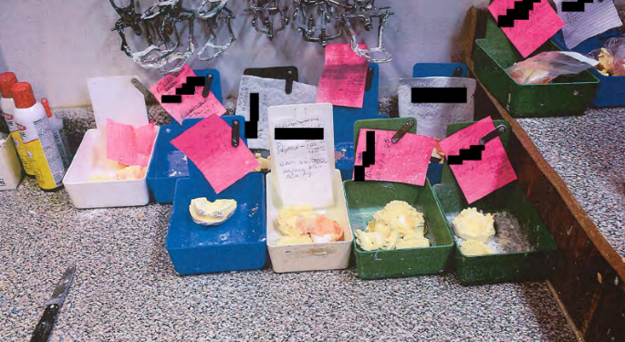 Mujer acusada de dirigir una clínica dental ilegal