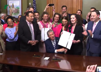 McKee firma la ley que amplía el acceso al aborto