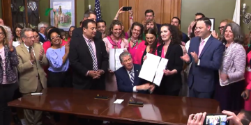 McKee firma la ley que amplía el acceso al aborto