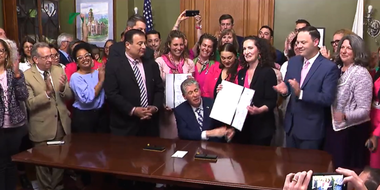 McKee firma la ley que amplía el acceso al aborto