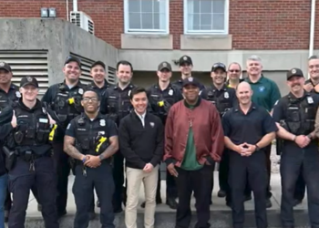 Kenan visita la policía de Newport, lleva café y donuts
