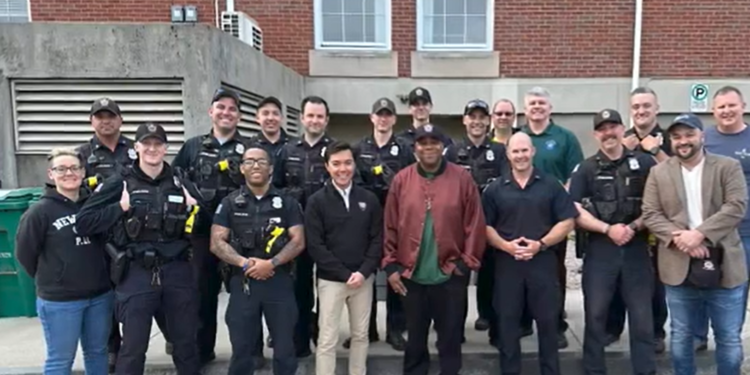 Kenan visita la policía de Newport, lleva café y donuts
