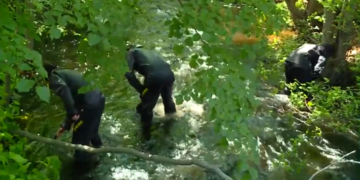 El sospechoso del asesinato de Mansfield se declara inocente; la policía busca en un río cercano