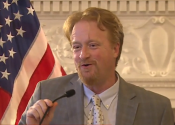 Un profesor de Providence nombrado Profesor del Año de Educación Cívica de RI