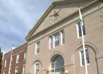 Ex concejal de Cranston acusado de agresión