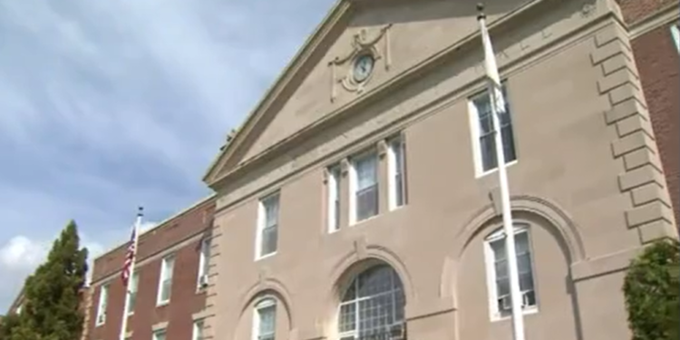 Ex concejal de Cranston acusado de agresión