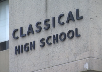 Las escuelas de Providence celebran la inauguración del campo de césped de Classical High School