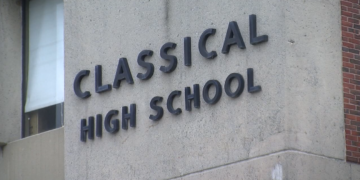 Las escuelas de Providence celebran la inauguración del campo de césped de Classical High School