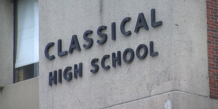 Las escuelas de Providence celebran la inauguración del campo de césped de Classical High School