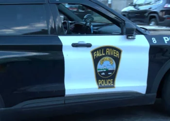 Conductor herido en un accidente en Fall River tras un aviso de disparos