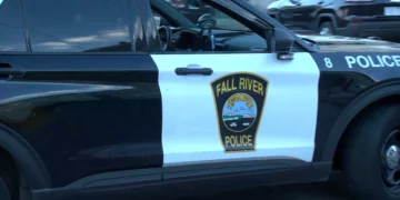 Conductor herido en un accidente en Fall River tras un aviso de disparos