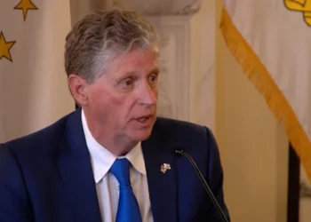 El gobernador McKee da positivo para COVID-19