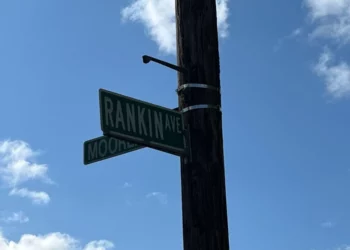 Disparan a una mujer mientras viajaba en coche en Providence