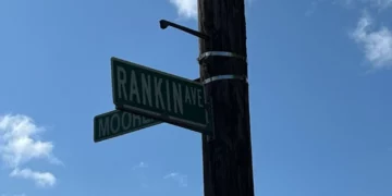 Disparan a una mujer mientras viajaba en coche en Providence
