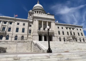 McKee firma una orden ejecutiva por la que se prorroga el estado de emergencia COVID-19