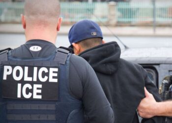 ICE arresta a inmigrantes incluso si no tienen récord criminal, advierte reporte