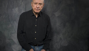 Muere a los 89 años Alan Arkin, el oscarizado actor de «Pequeña Miss Sunshine