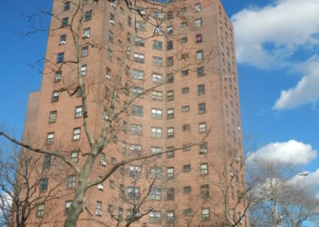 Pareja acusada de descuido infantil tras hallar dos niñas en condiciones precarias en El Bronx