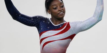Simone Biles regresa a la competición por primera vez desde los Juegos Olímpicos de 2020