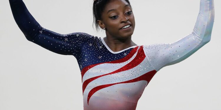 Simone Biles regresa a la competición por primera vez desde los Juegos Olímpicos de 2020