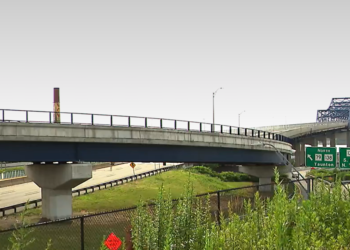 Una mujer gravemente herida al ayudar a un conductor que se estrelló en el puente de Braga