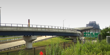 Una mujer gravemente herida al ayudar a un conductor que se estrelló en el puente de Braga