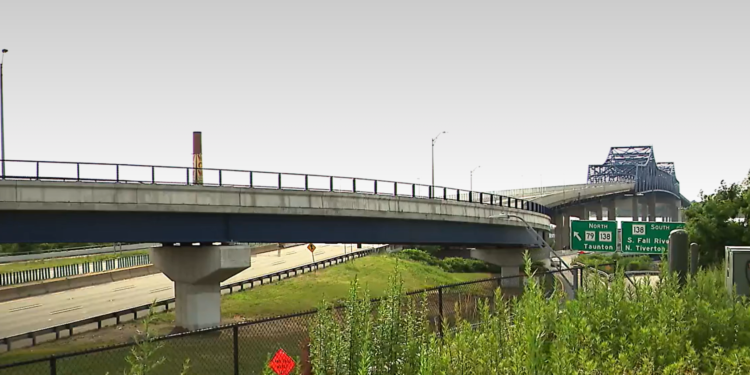 Una mujer gravemente herida al ayudar a un conductor que se estrelló en el puente de Braga