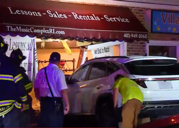 Un coche se estrella contra una tienda de música en Smithfield