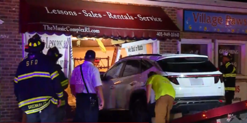 Un coche se estrella contra una tienda de música en Smithfield