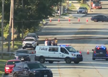 Tres muertos y cinco heridos tras tiroteo en un estacionamiento en Kansas City, Missouri